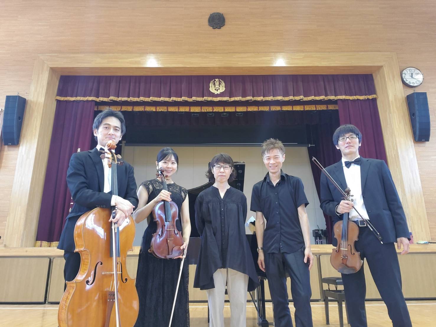 豊島区•北区のバイオリン教室、なないろバイオリン教室の学校公演メンバー集合写真